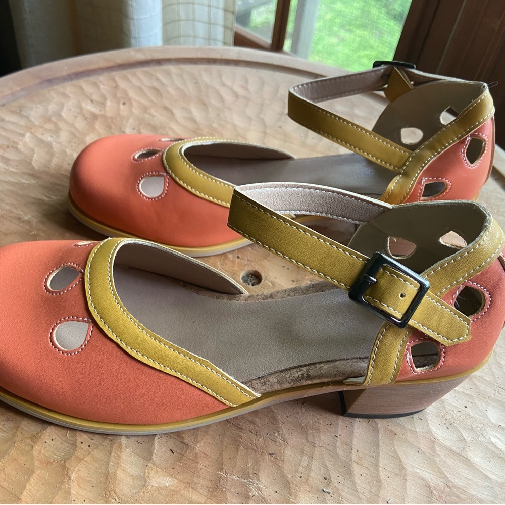 NWOT Women's Ankle Strap Sandals